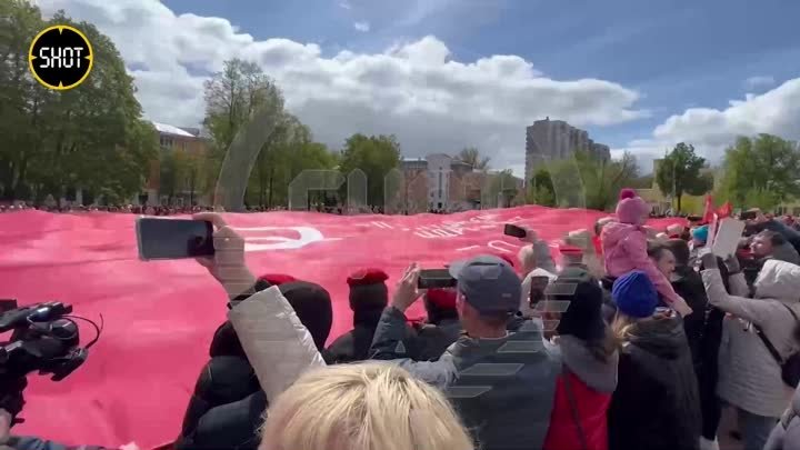 Огромное Знамя Победы развернули в подмосковном Подольске под трек S ...