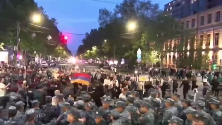 Спецназ полиции  в центре Еревана жестоко задерживают сторонников НДП.