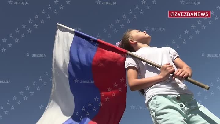 Девочка Маша из ДНР каждый день встречает ВКС России с флагом
