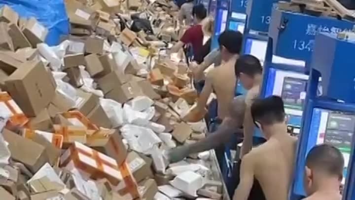 Так работают на складах самого быстрорастущего китайс