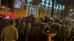 Столкновения с силовиками начались в Тбилиси на акции протес...