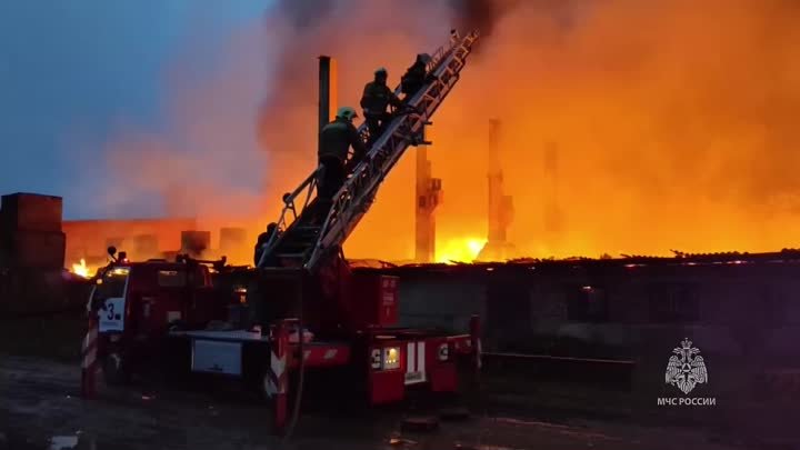 Мощный пожар произошел на кирпичном заводе в Смоленске