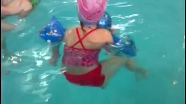 Лиза в бассейне