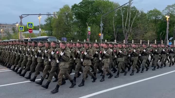 «Группа крови» Цоя в исполнении парадной коробки курсантов при следовании на репетицию Парада Победы. Красавцы! 