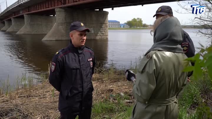 Сотрудники полиции спасли девушку из воды