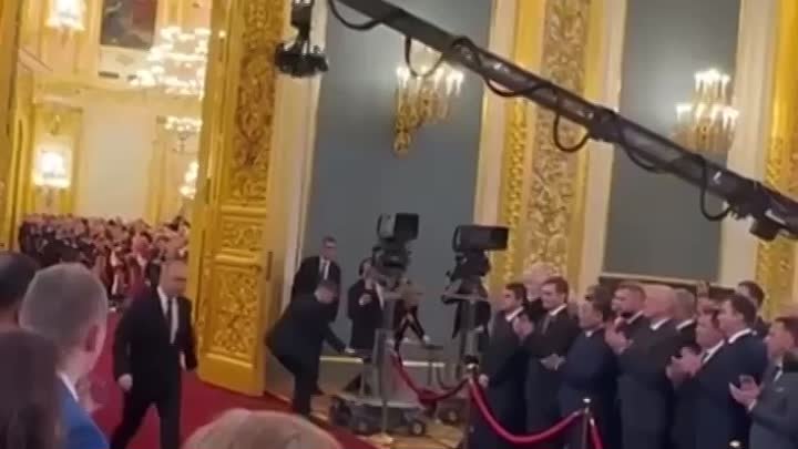 Особый смысл в поцелуе Путина перед инаугурацией