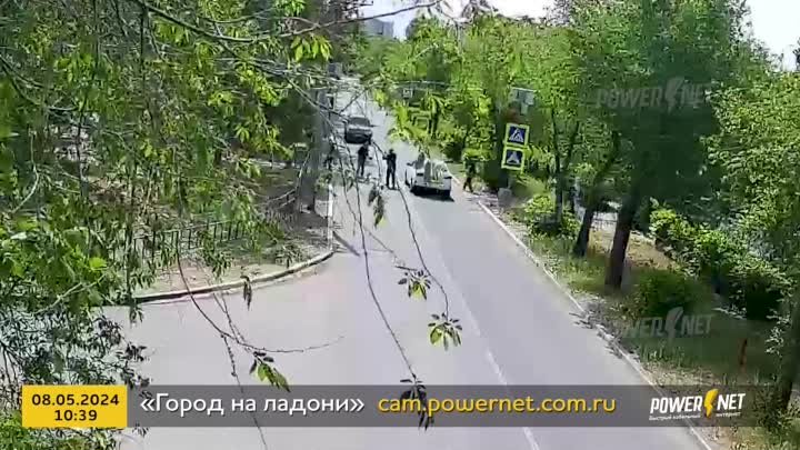 Двух школьниц снесла машина на пешеходном переходе в Волжском