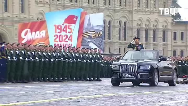 Сергей Шойгу объезжает парадные расчёты на Красной площади 

Министр ...