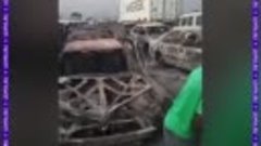 300 машин сгорело в пробке из-за сильного пожара