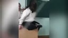 Учителя со стажем 40 лет уволили после этого видео