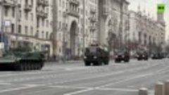 Военная техника едет на репетицию парада Победы на Красной п...