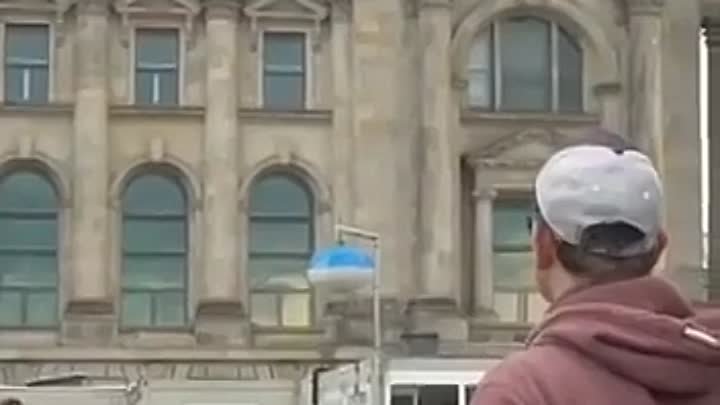 В Берлине на крышу Рейхстага  Неизвестные Герои водрузили Знамя Побе ...