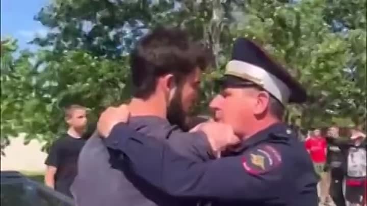 Борзые бородачи полезли на полицейских