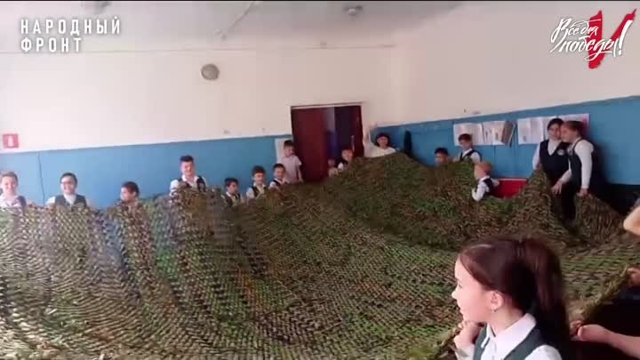Школьники поселка Яблоновского плетут маскировочные сети для наших з ...