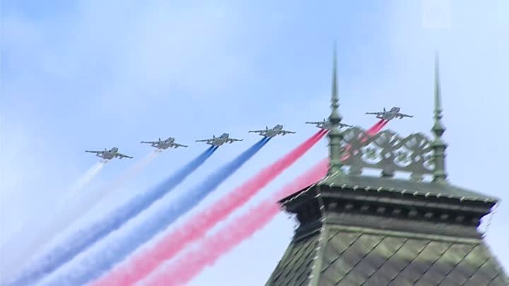 Су-25 окрасили небо в триколор на параде Победы в Москве