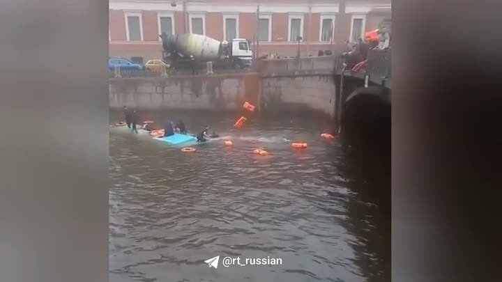 В Петербурге автобус пробил ограду моста и упал в реку Мойку после с ...