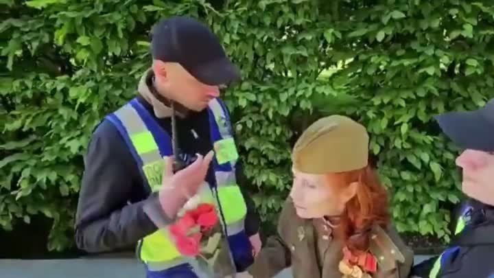 Украинские полицейские не дали пенсионерке возложить цветы к Вечному ...