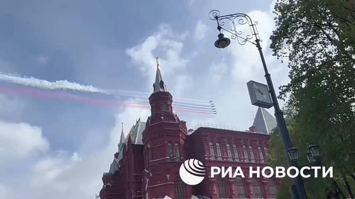 Парад победы на Красной площади завершился пролетом авиации