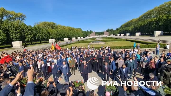 Сотни людей пришли к памятнику Воину-освободителю в Берлине