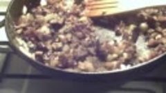 Куриные рулетики с грибами и сыром в сметанном соусе