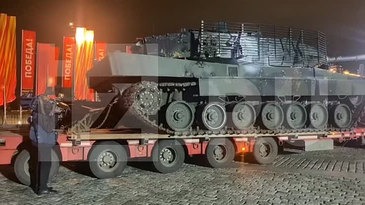 Доставка немецкого танка Leopard-2 на выставку трофейной техники в П ...