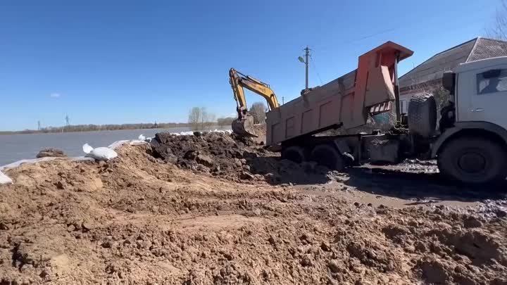 В Усть-Ишиме проводятся работы по укреплению подмытой дамбы