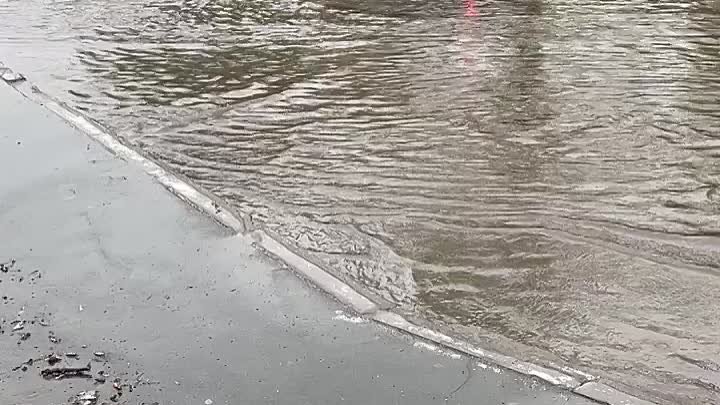 Пострадавший от паводка Оренбург тонет в дождевой воде.