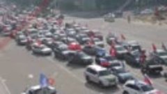 кадры праздничного автопробега в Луганске