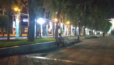 Вечерний Душанбе, напротив бывшего горисполкома.