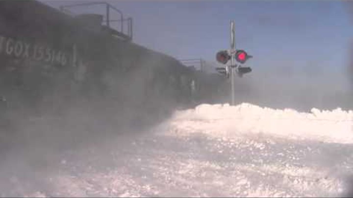 Вот что бывает, если поезд едет по рельсам, занесенным снегом метра  ...