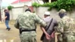 ФСБ России задерживают боевика в Крыму. Боевик с другими тер...