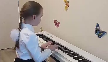 Дочка сдает экзамен фортепиано онлайн)))

