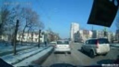 Автомобилист из Приморья перевел бабушку через дорогу