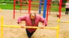 72-летняя бабушка удивляет на площадке.