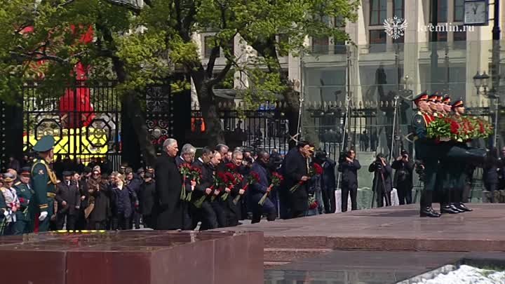 Путин возложил цветы возложил цветы к Могиле Неизвестного Солдата в  ...