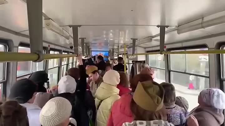 Жители Новосибирска исполнили в трамвае «Катюшу»