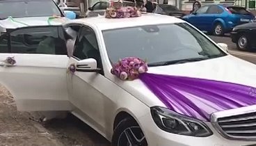 Как красиво сесть в авто в свадебном платье