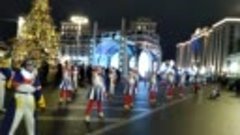 Танцы на Тверской в Москве.