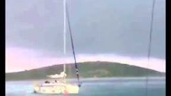 Молния ударяет рядом с лодкой