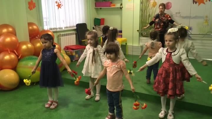 Танец с цветами, девочки мини-сада Самира, Катерина, Лиза и Есения,  ...