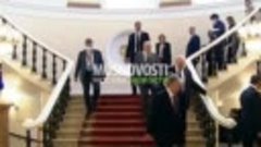 Лидеры государств и Владимир Путин идут на парад