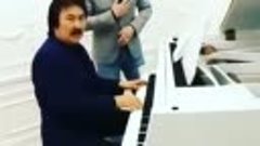Казахстанский композитор прогоняет коронавирус песней [Nh6I5...