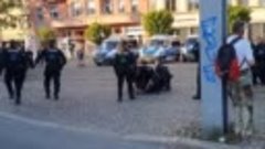 Полиция города Эрфурт вежливо объясняет немцам, что больше т...