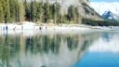 Прозрачный лед озера в Канаде