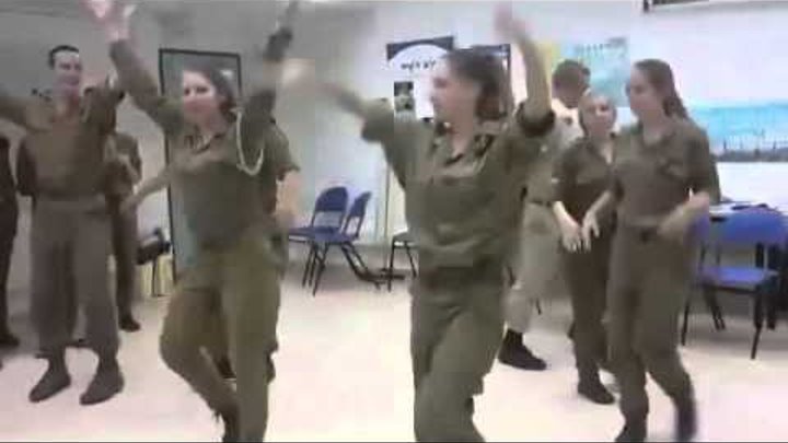 Песня танцующего солдата. Танцы в армии. Солдаты танцуют. Танцующий солдат. Солдаты Израиля танцуют.