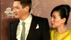 [Sina Entertainment]金像奖红毯周润发携夫人雨中结伴亮相第30届香港电影金像奖