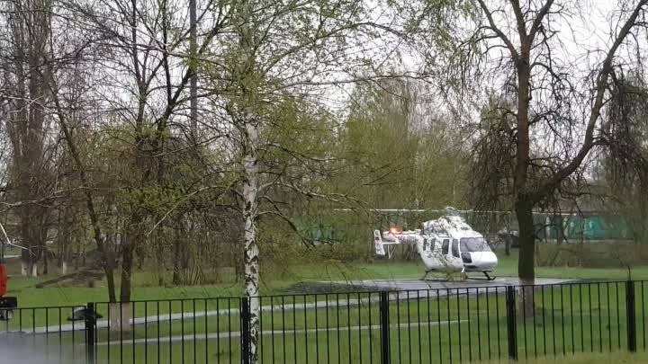 Посадка медицинского вертолёта для заправки во дворе ЦРБ. р.п.  Таловая