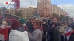 Журналисты СТВ снимают протестующих, а те скандируют им «Поз...