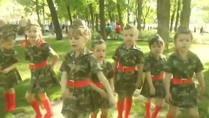 У солдата выходной! Идет солдат по городу!