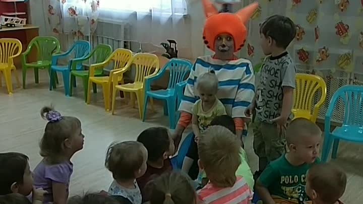 Коржик поёт с малышами.
